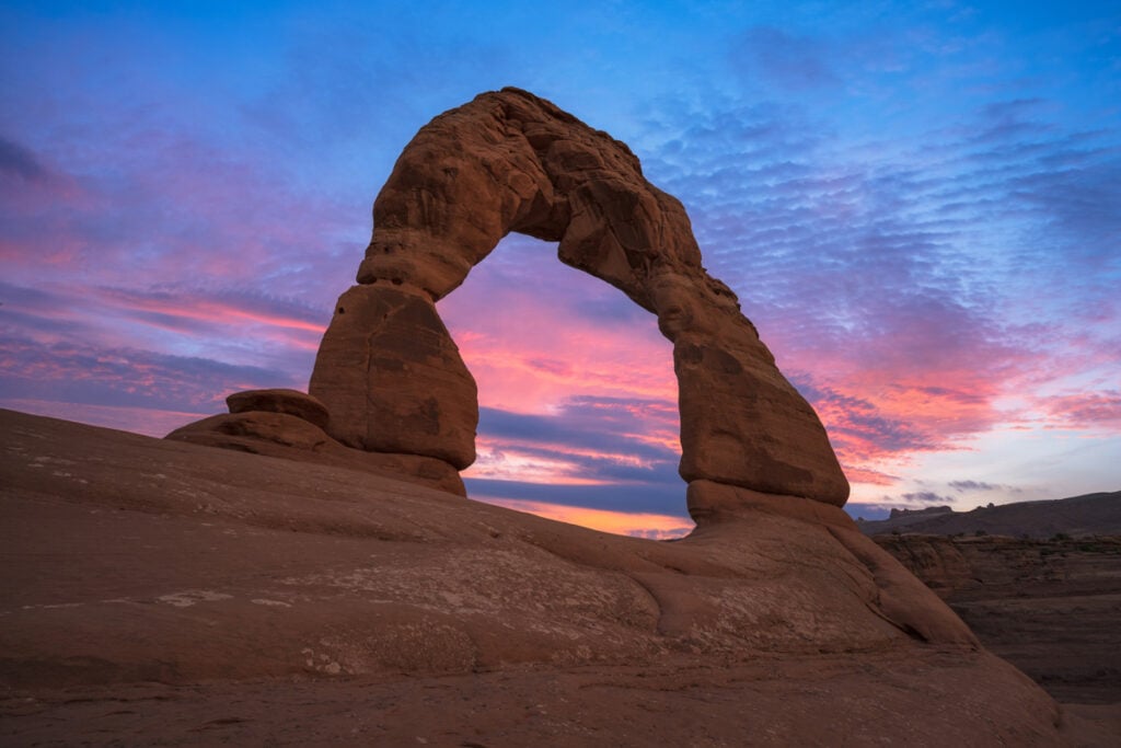 Delicate Arch in Arches NP. Arches National Park is one of the best US national parks to visit in March!