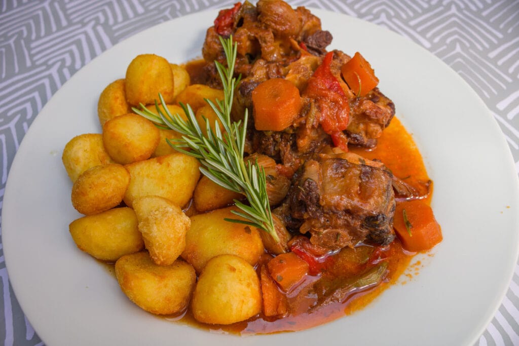 Oxtail stew with fries