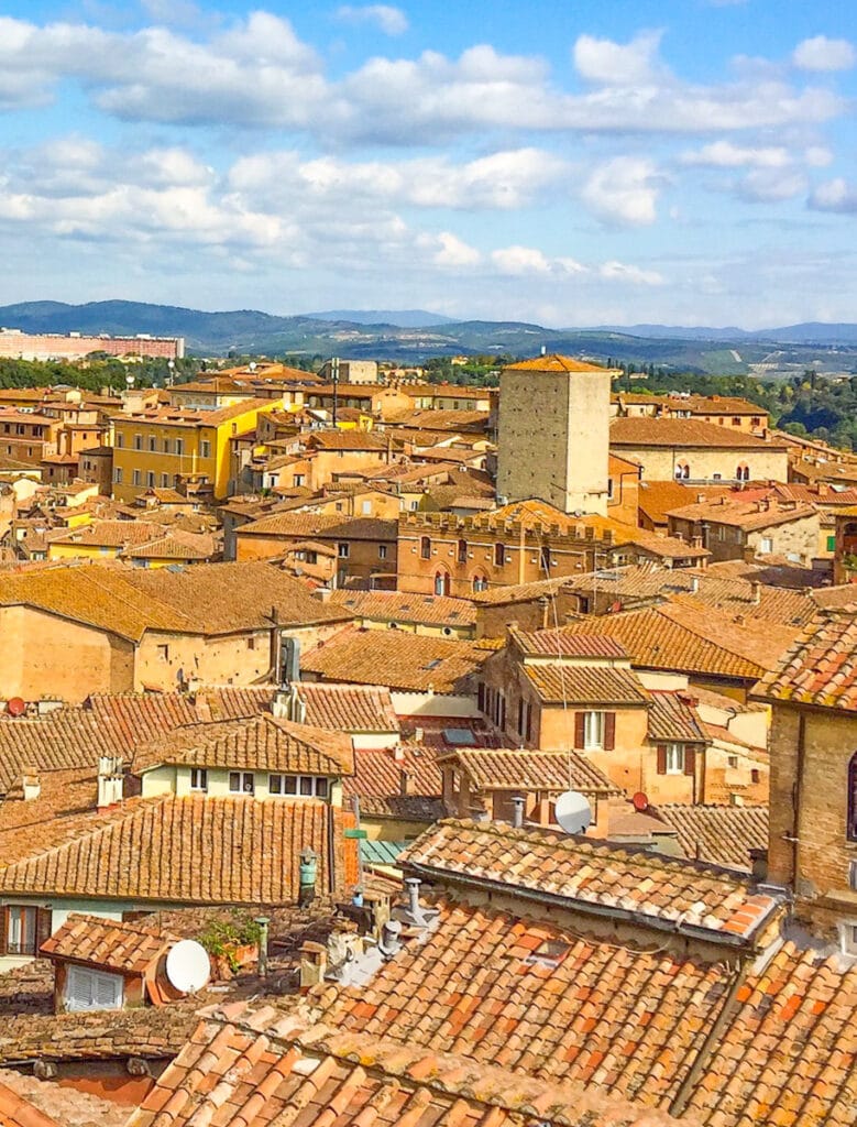 Exploring medieval Siena is one of the best things to do in Tuscany, Italy